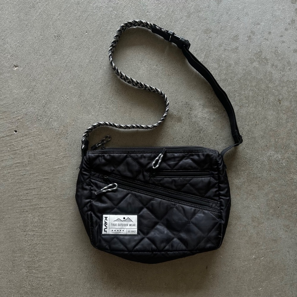 KAVU Quilted Keeper Crossbody Bag Black Polyester Padded Purse Rope Shoulder